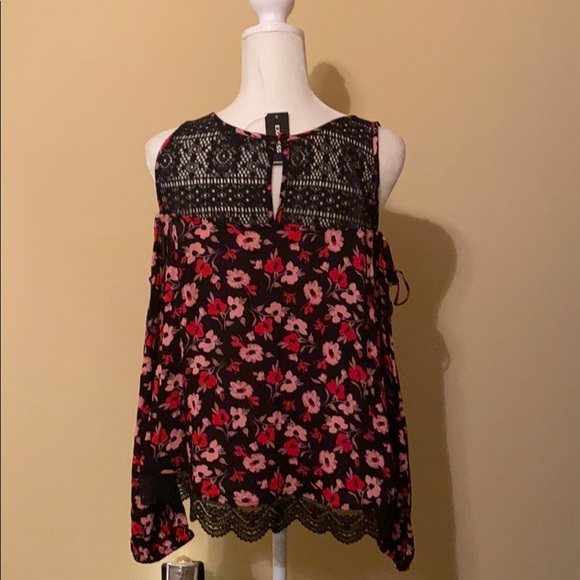 ⭐️Host Pick⭐️Express cold shoulder blouse - Picture 8 of 11